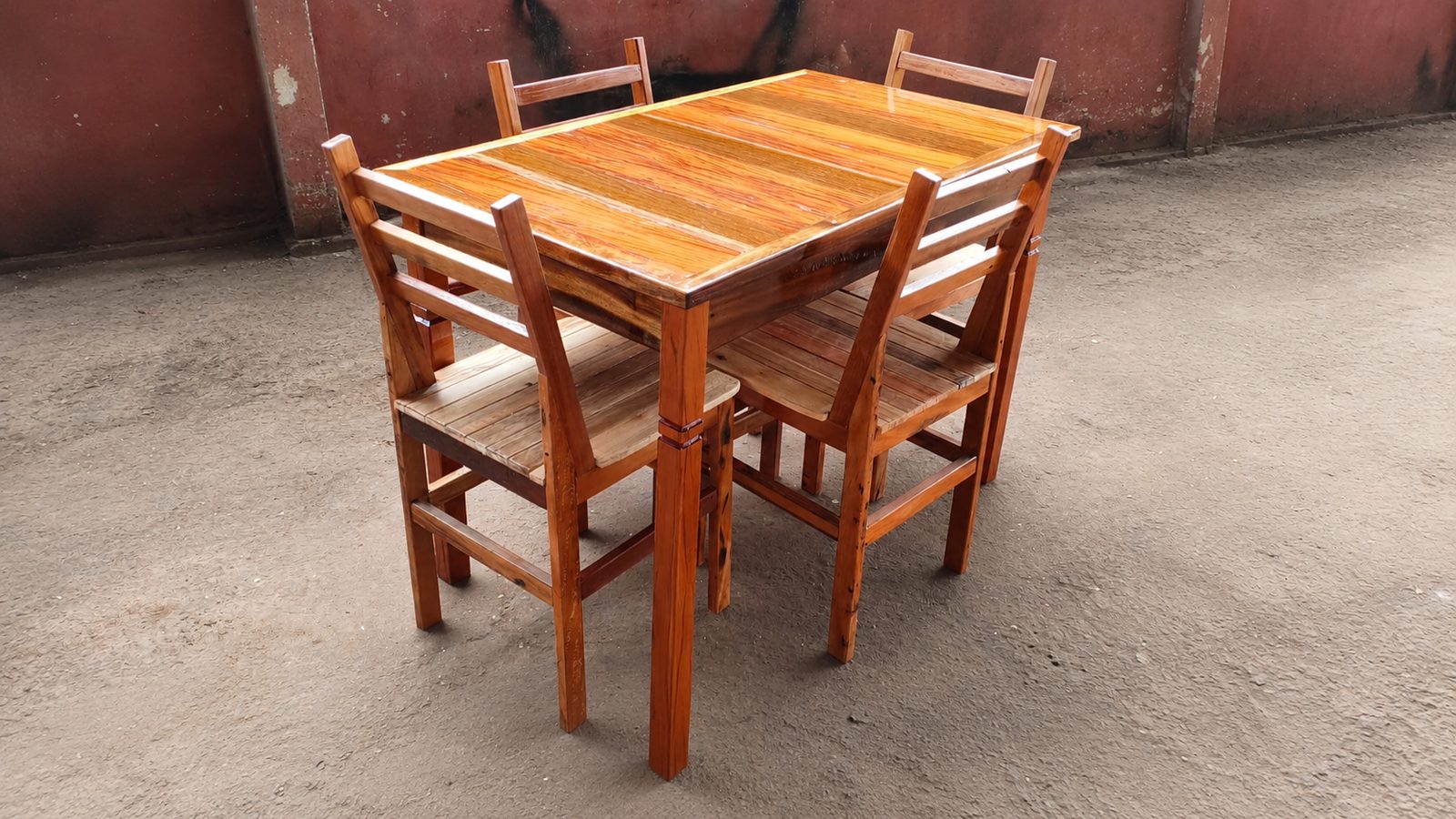 Mesa quadrada de madeira clara com quatro cadeiras