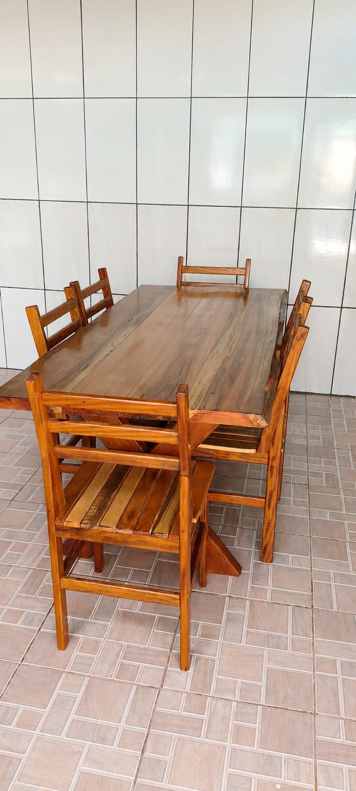 Mesa quadrada de madeira com cadeiras