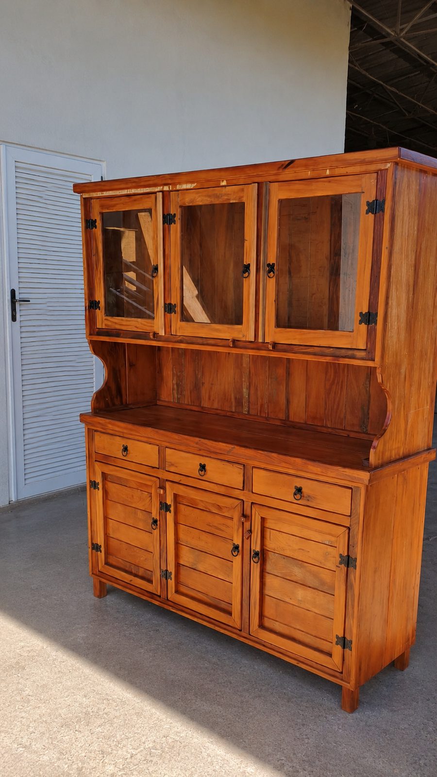 Armário alto de cozinha com portas de vidro