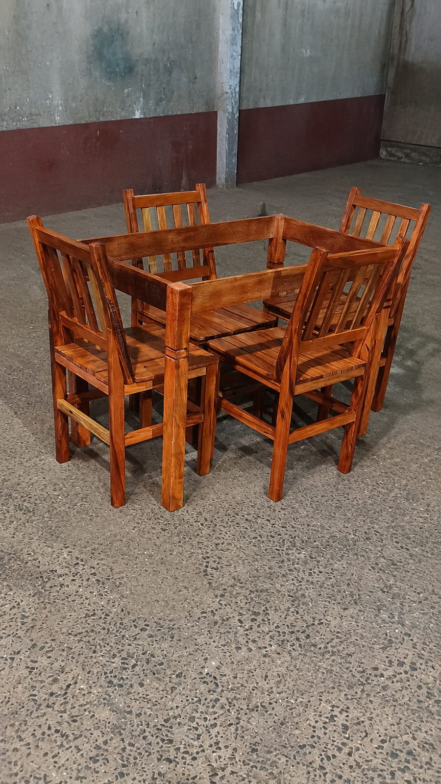 Mesa quadrada de madeira com quatro cadeiras